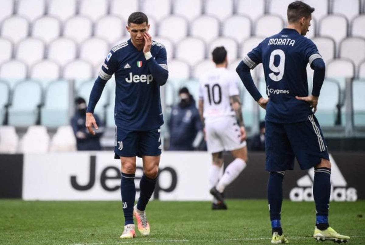 De rodillas y destruido: las duras imágenes de Cristiano Ronaldo tras sufrir otro ridículo con la Juventus