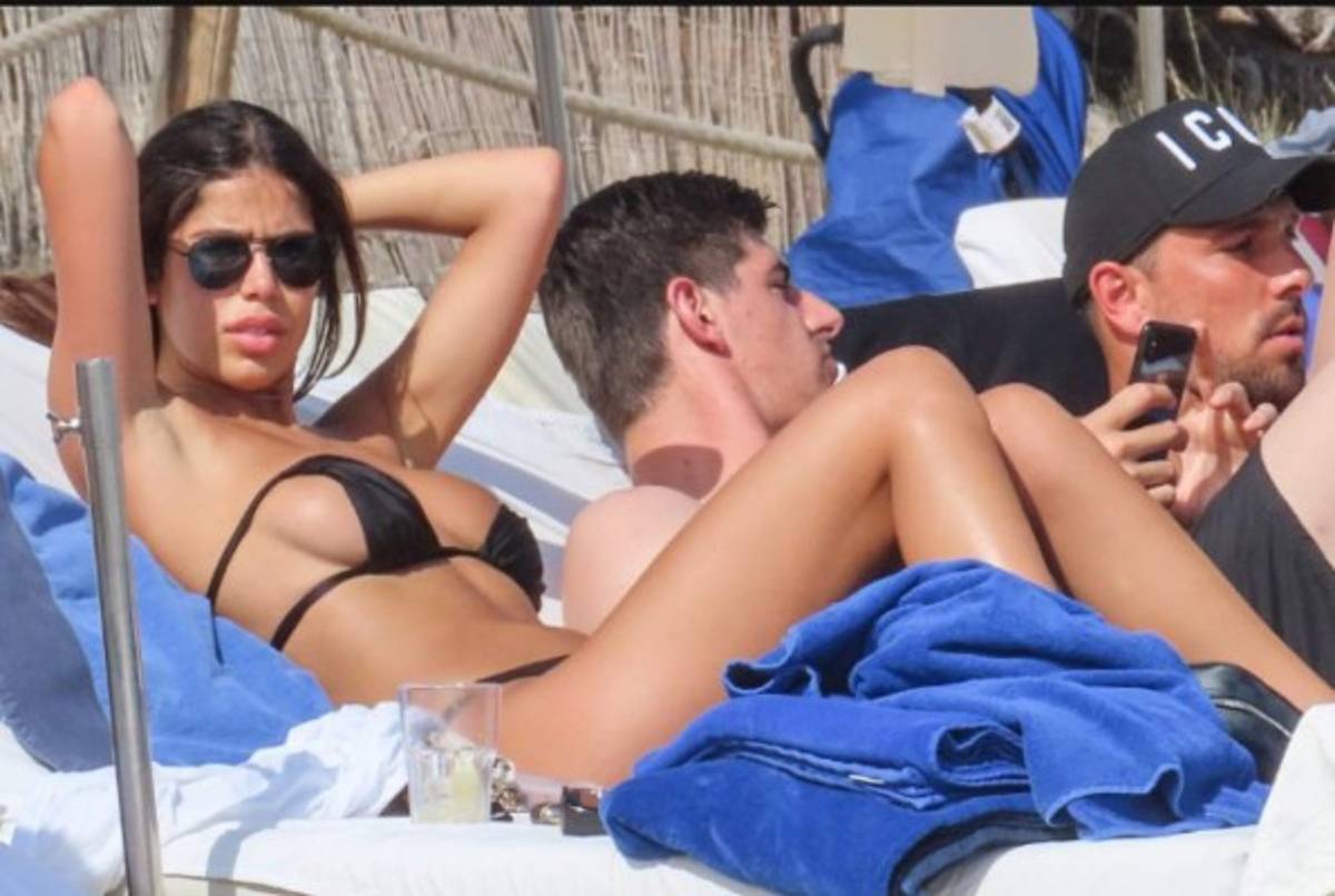 ¡Pillado! Courtois fue captado de vacaciones en Ibiza con dos infartantes mujeres