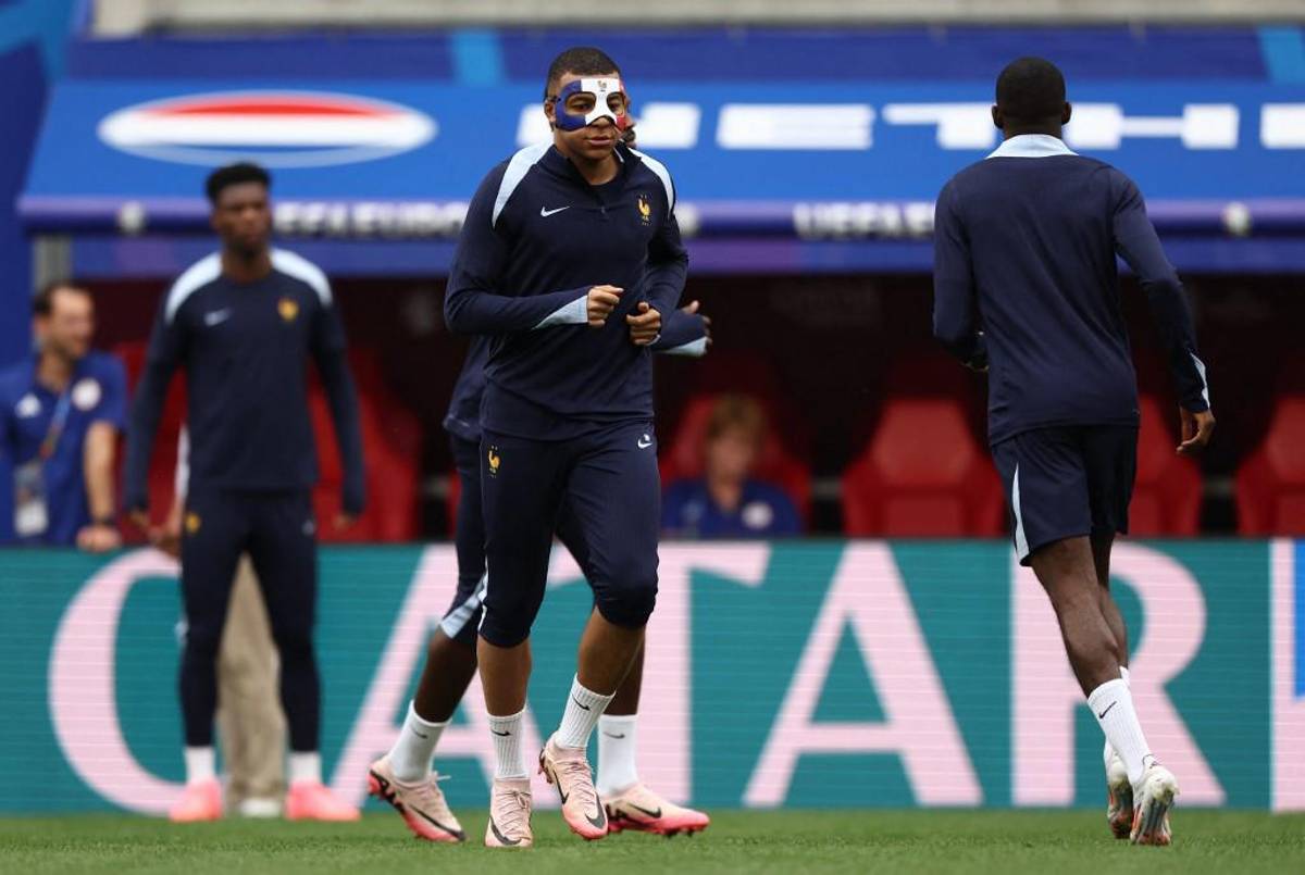 Así es la máscara especial de Kylian Mbappé tras el fuerte golpe que sufrió en la Eurocopa 2024