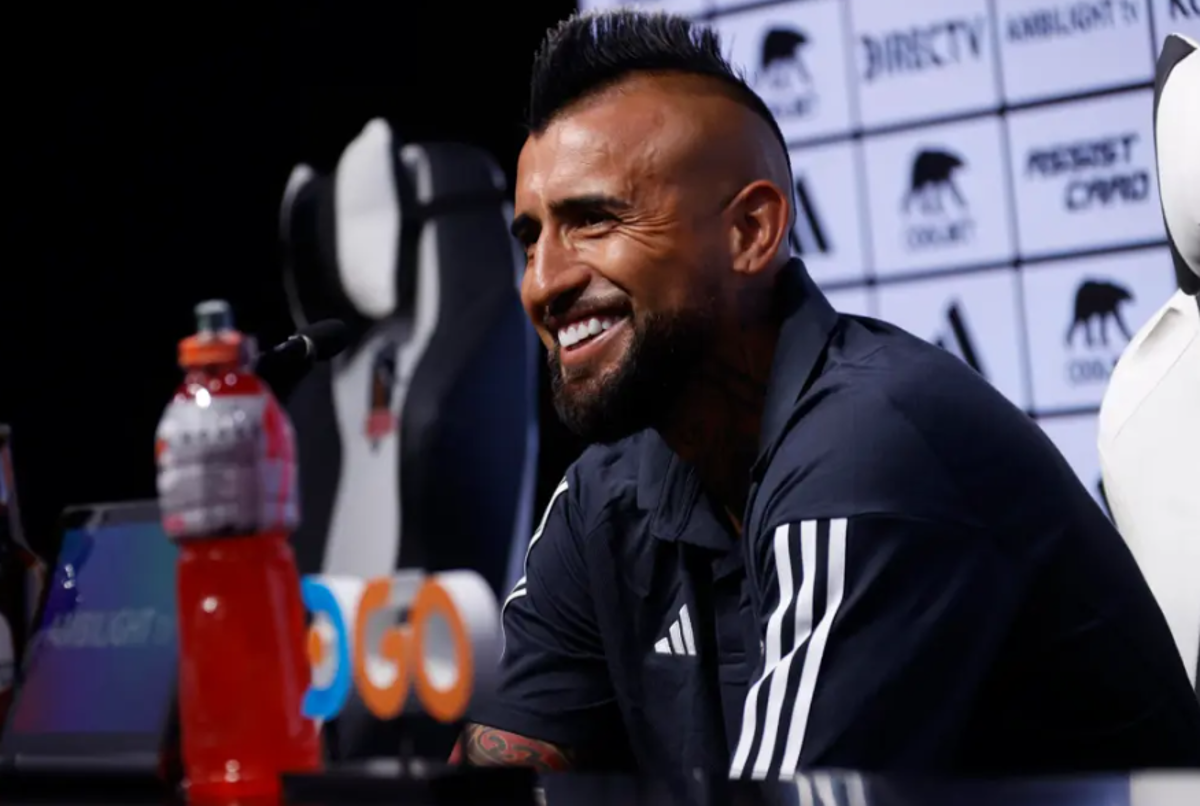 Arturo Vidal regresó a Colo Colo y así fue su épica presentación: llegó en helicóptero y luego montando un caballo como rey