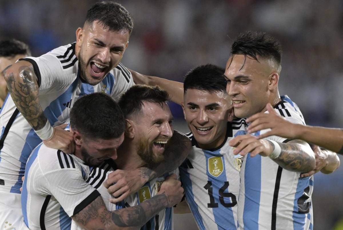 El llanto de Dibu Martínez y periodista de Argentina, dolor de Messi, el insólito juego de Panamá y la caravana en el Monumental