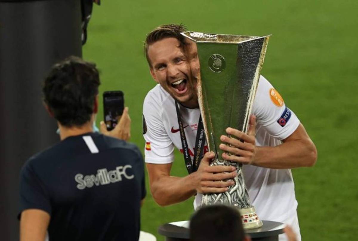 Llanto por un lado y alegría por otro: Lo que no viste de la celebración del Sevilla en la UEFA Europa League