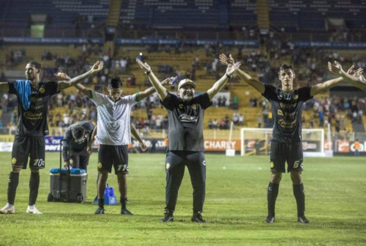 Los eufóricos festejos de Diego Maradona en su debut con Dorados de Sinaloa