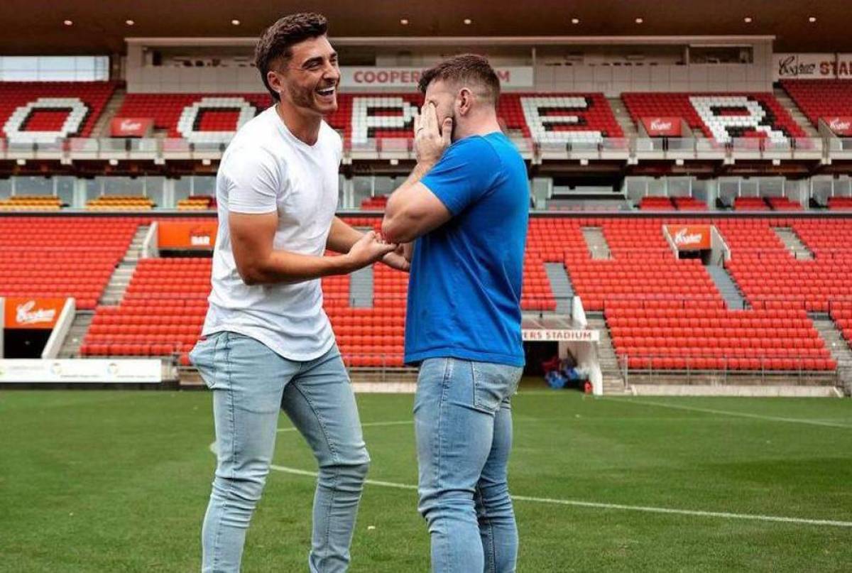 ¿Quién es? Futbolista le pide matrimonio a su novio en una cancha de fútbol; la postura de su equipo