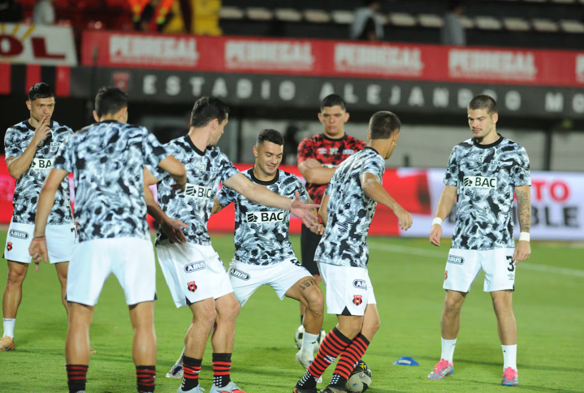 ¡Guerra en Alajuelense! Les dejan carteles amenazantes antes de viajar a Honduras