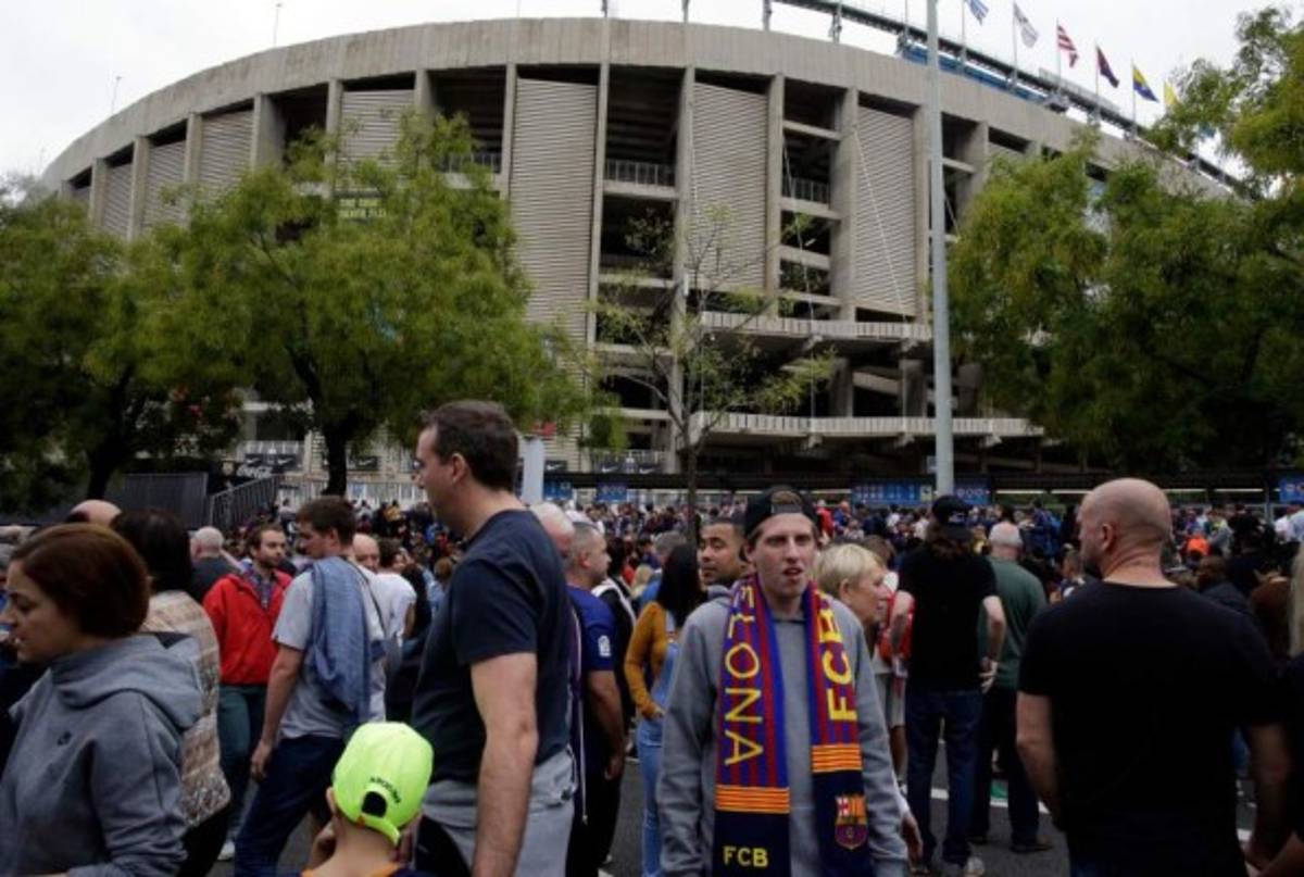 La locura en las afueras del Camp Nou tras cerrar estadio para el Barcelona-Las Palmas