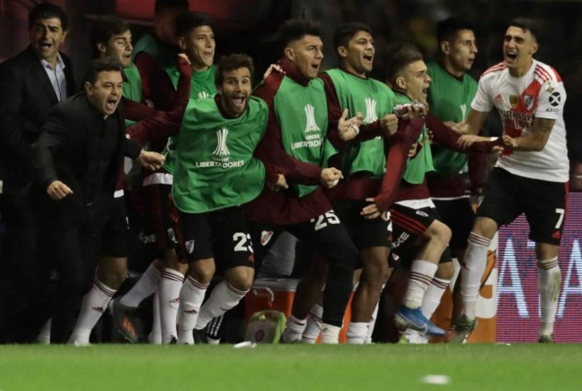 River Plate's coach Marcelo Gallardo (L) celebrates with players after qualifying for the Copa Libertadores final, at La Bombonera stadium in Buenos Aires, on October 22, 2019. (Photo by ALEJANDRO PAGNI / AFP)