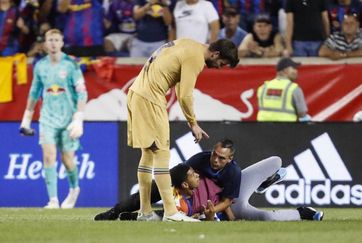 NO SE VIO EN TV: El altercado por la camisa de Piqué, Depay se rehúsa a irse y los hondureños fieles al Barcelona