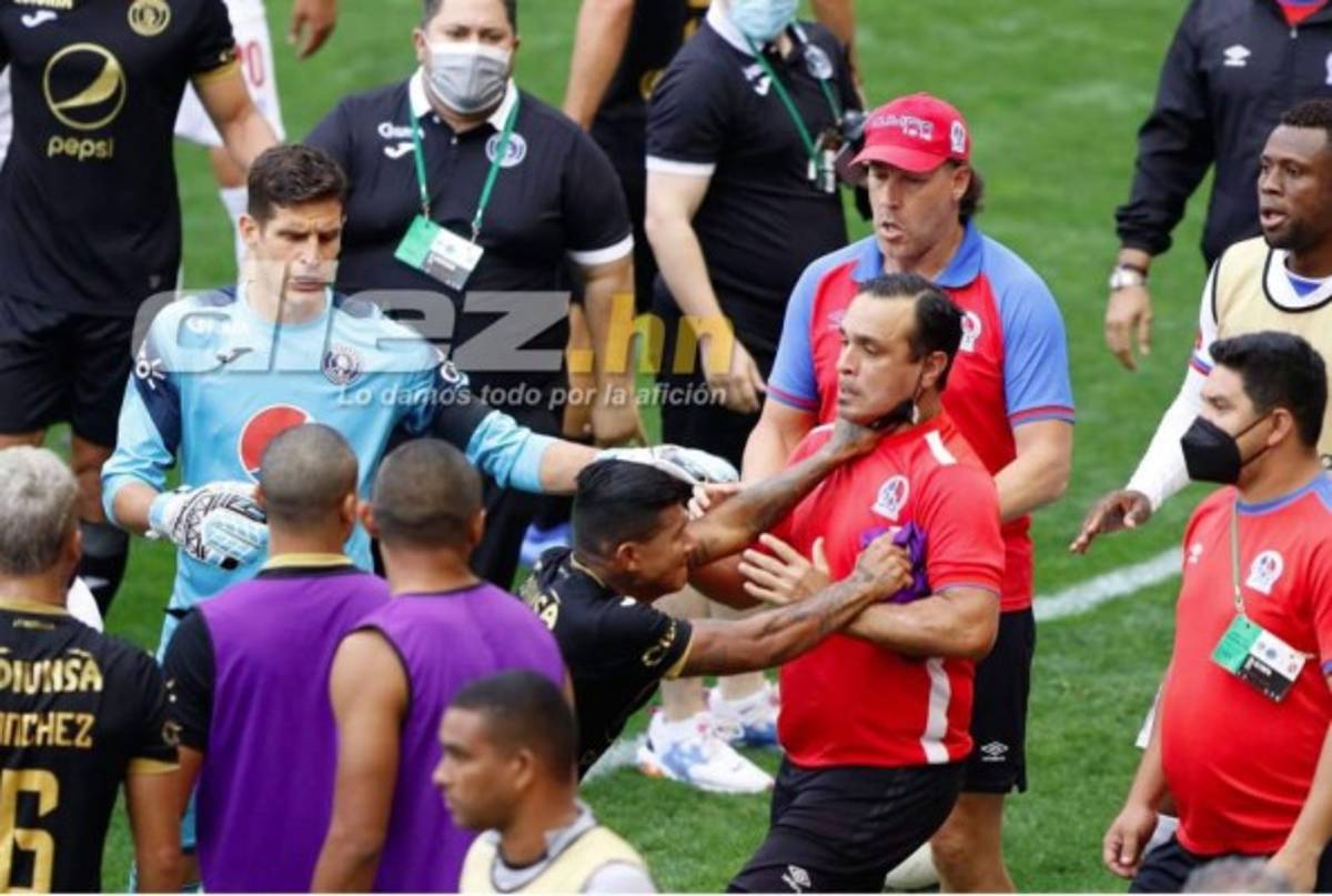 ¡Zafarrancho en el Motagua-Olimpia! Troglio y Diego Vázquez enloquecen; la agresión del Chino López