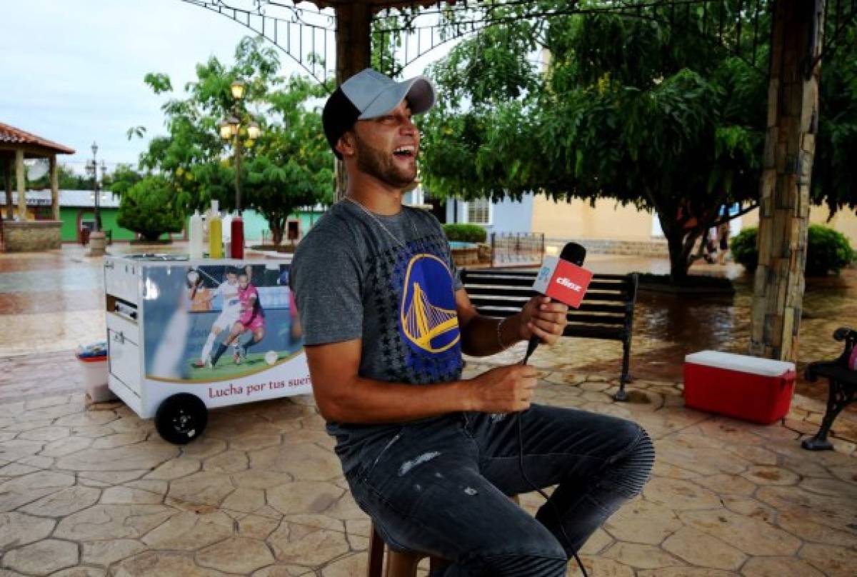 La vida más allá de ser futbolista: Lázaro Yánez y su puesto de venta de Hotdogs en San Sebastián