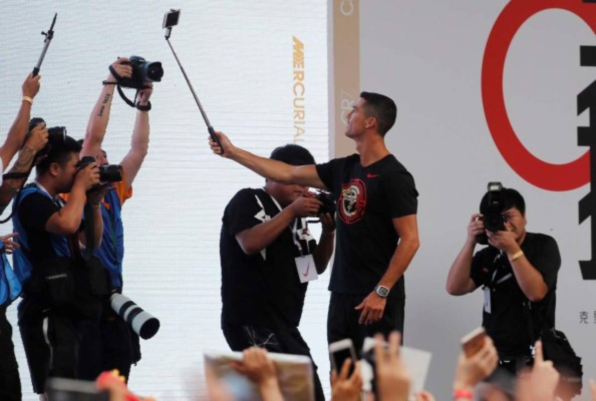-FOTODELDIA- WU02. PEKÍN (CHINA), 19/07/2018.- El futbolista portugués del Juventus Cristiano Ronaldo (c) se hace un selfi durante un acto en Pekín incluido en su 'CR7 tour' anual, en Pekín, China, hoy, 19 de julio de 2018. EFE/ Wu Hong