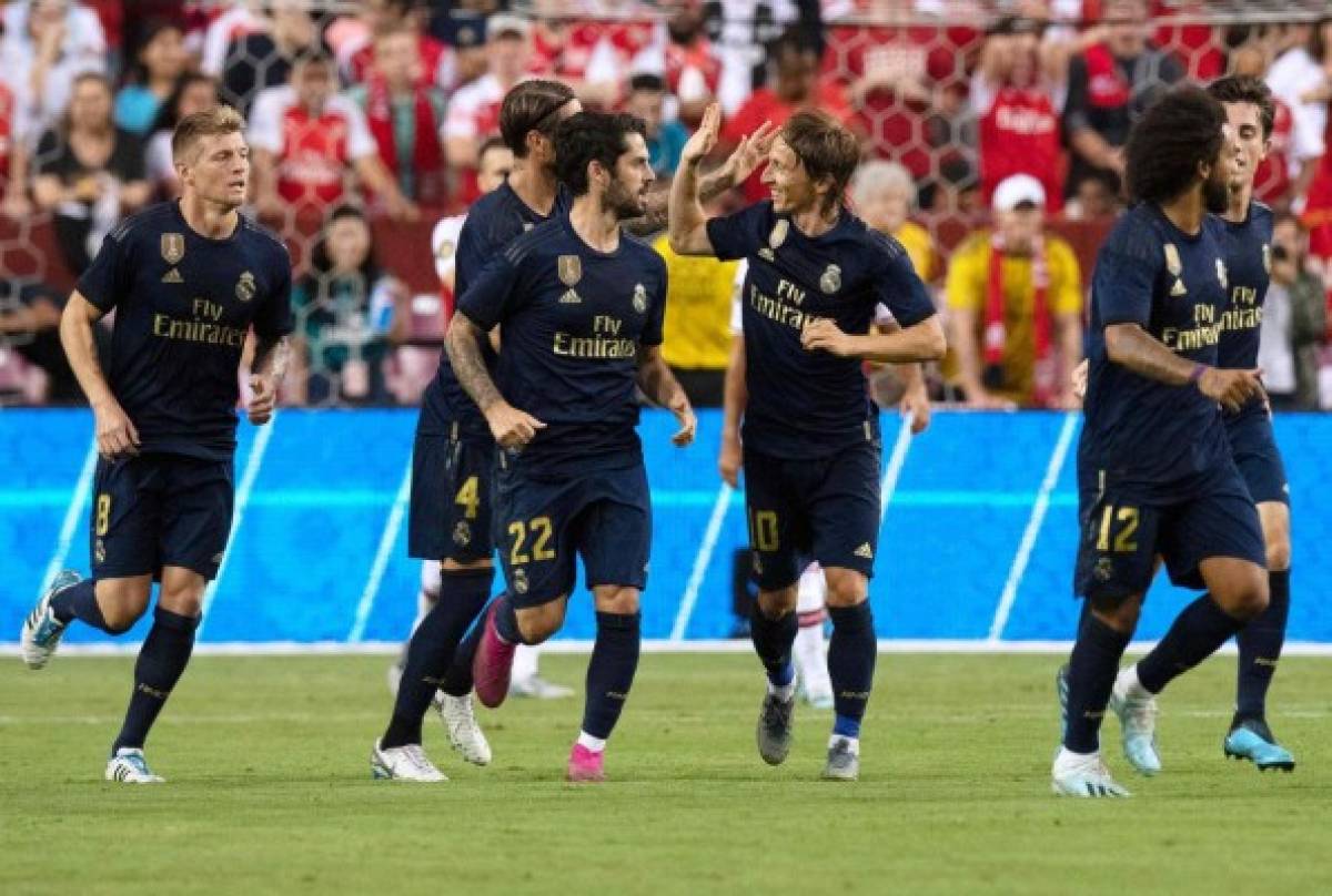 Real Madrid's players celebrate after defeating Arsenal during their International Champions Cup football match at FedExField in Landover, Maryland, on July 23, 2019. Arsenal's German goalkeeper Bernd Leno (Photo by Jim WATSON / AFP)