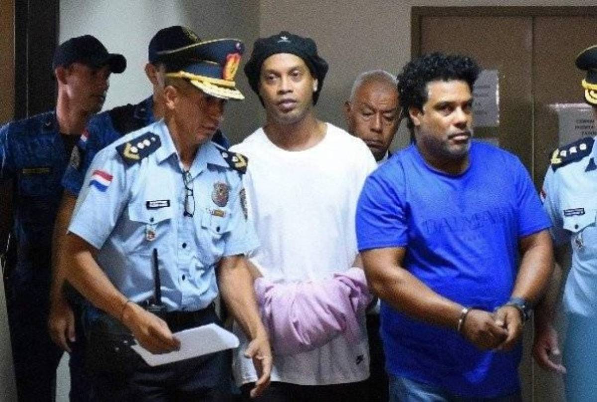 Acusan a Ronaldinho de hacer noches de fiestas con modelos durante su arresto domiciliario en Paraguay