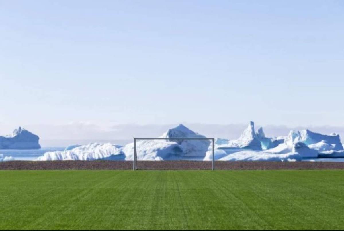 Así es el fútbol en Groenlandia: En medio de icebergs, ballenas y la temporada dura solo siete día