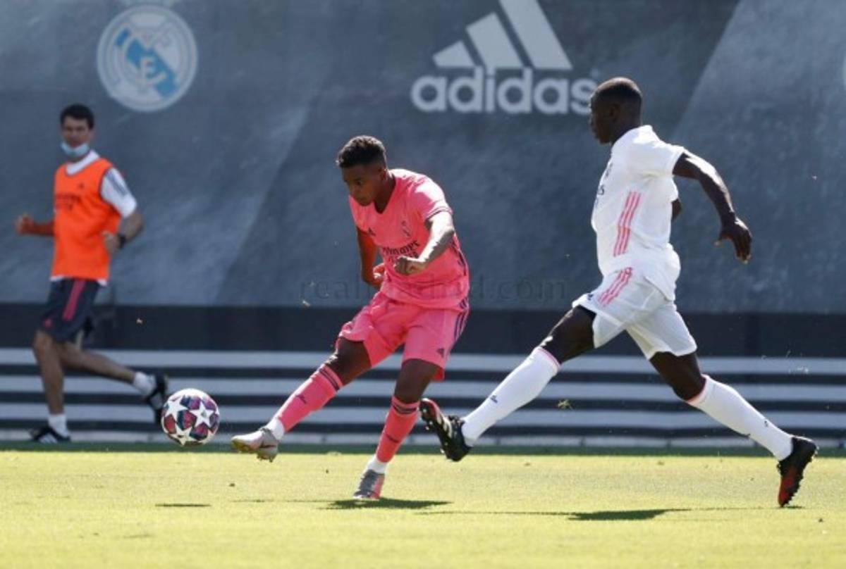 Real Madrid presume su nuevo uniforme en un 'colectivo' y Zidane da pistas de su 11 ante el City