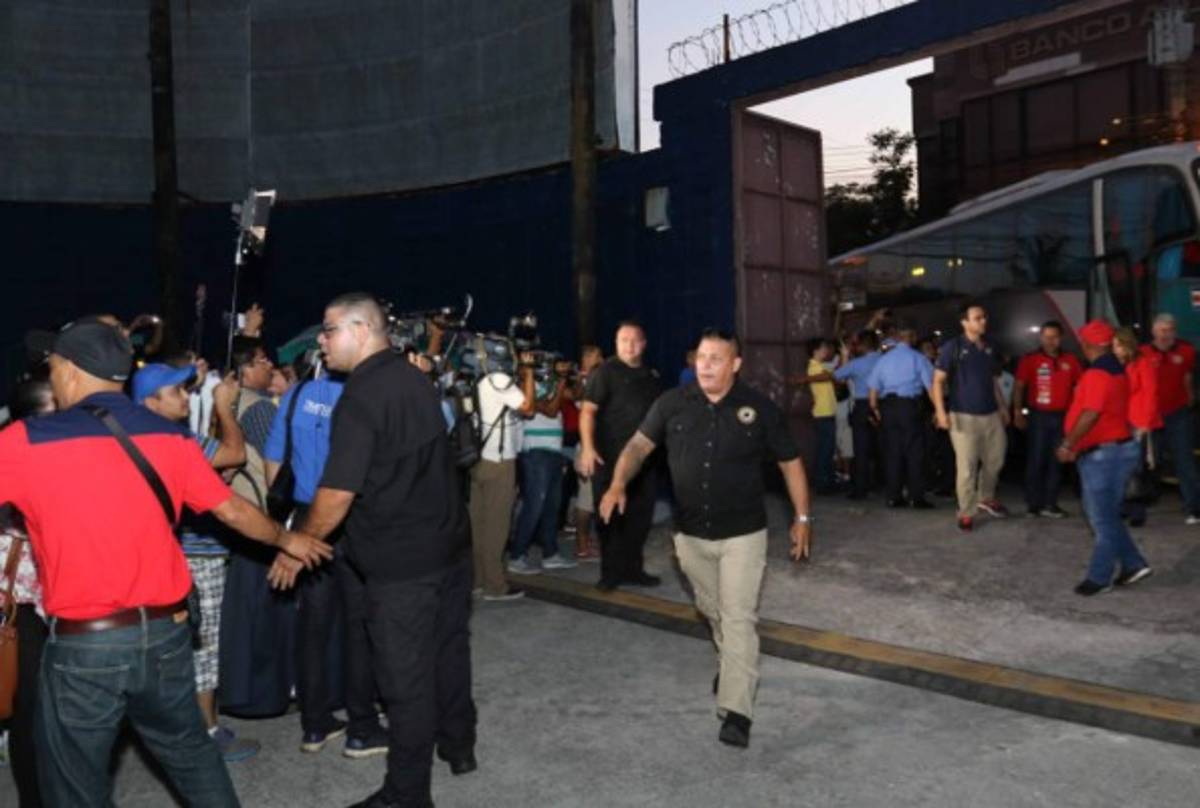 Blindados y bien custodiados llegaron los ticos a Honduras