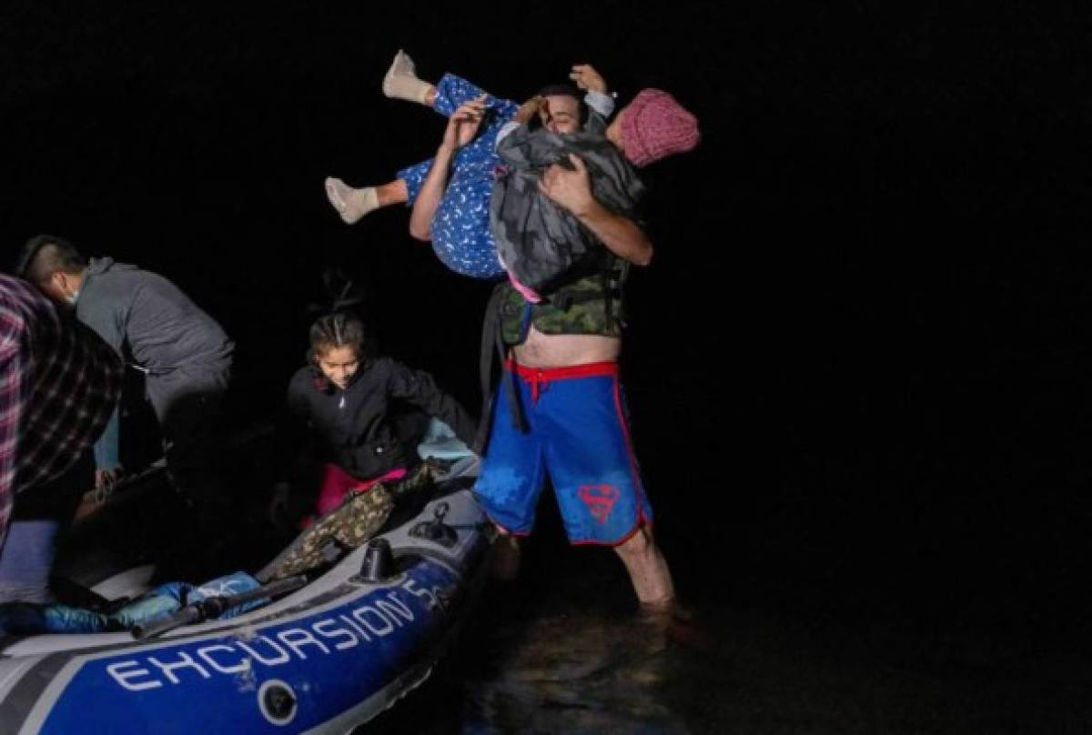 Impactantes imágenes: mujer hondureña de 93 años llegó hasta la frontera de Estados Unidos ¡en silla de ruedas!