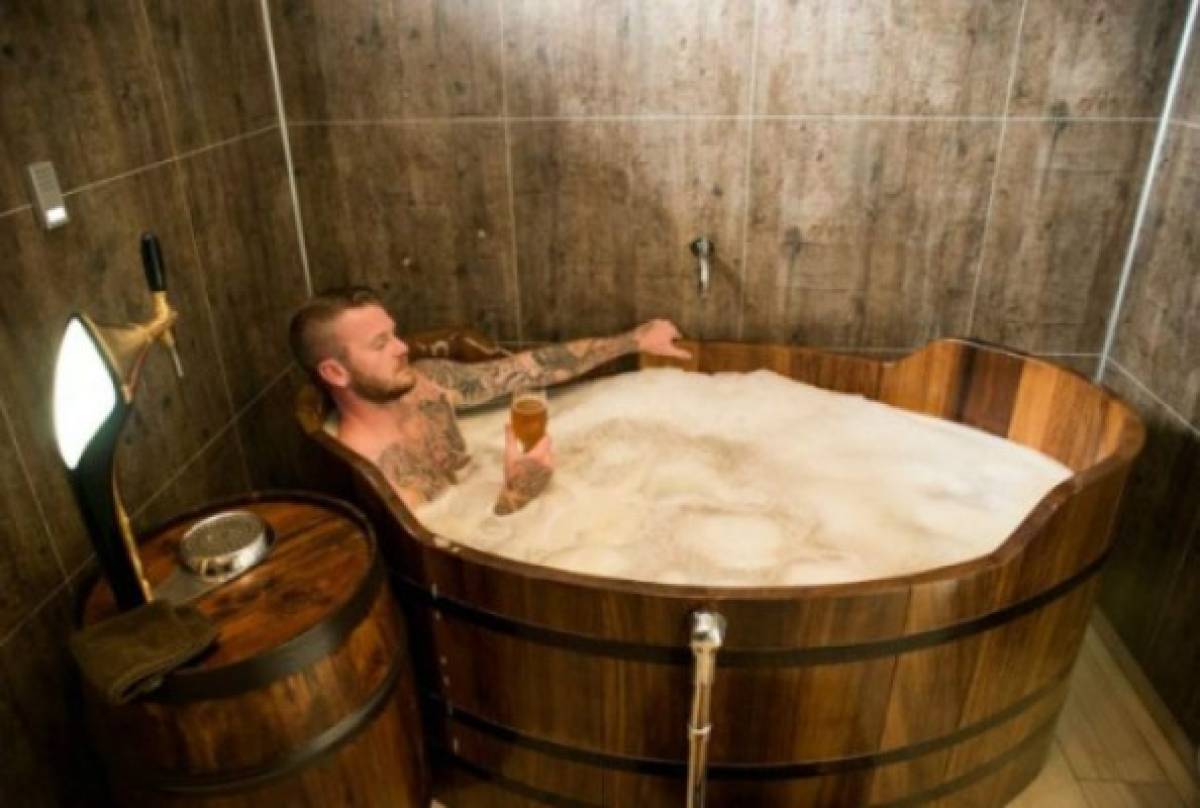 ¡Increíble! El futbolista de la Premier League que se baña con cerveza para conservarse   