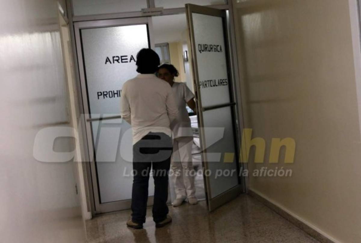 FOTOS: Así sacaron a Chelato Uclés de cuidados intensivos