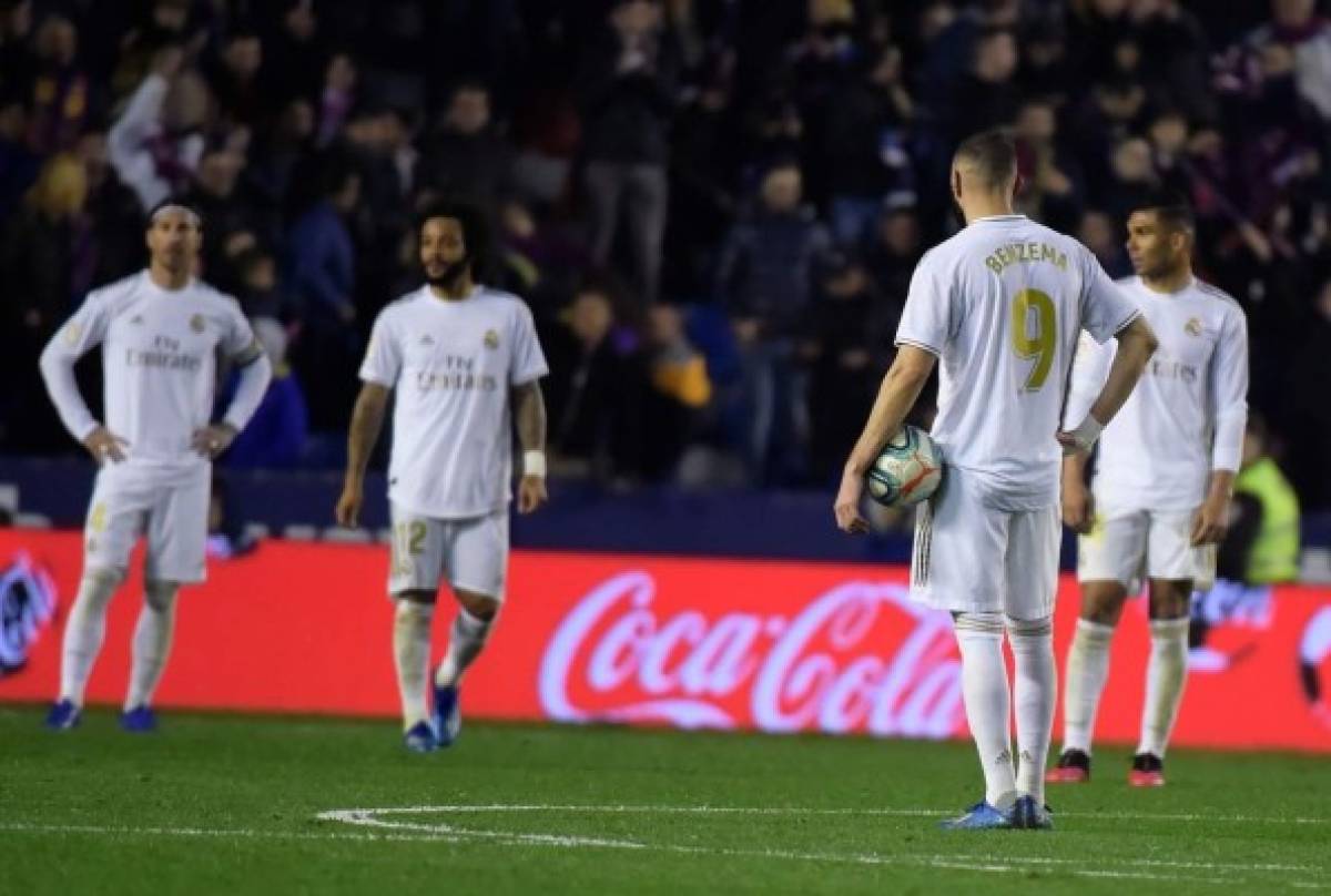 Caras largas, el gesto de Hazard tras la nueva lesión y el 'look' de Isco en la derrota del Real Madrid  