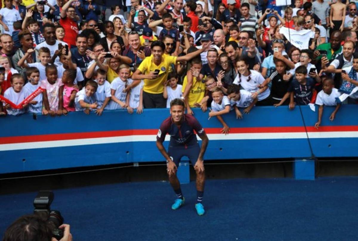 Neymar desata la locura en su presentación en el Parque de los Príncipes