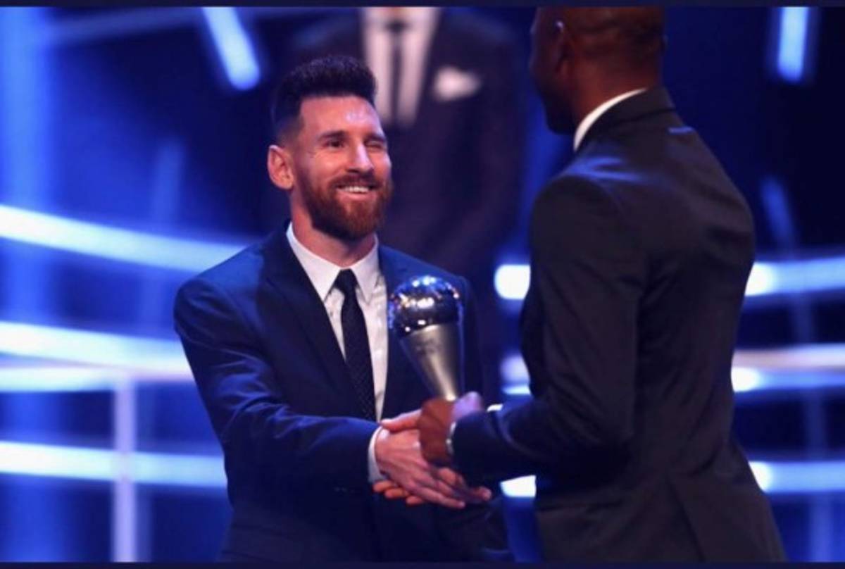 ¡Y NO ES CREÍDO! David Suazo entregó premio de FIFA a Messi y a Cristiano Ronaldo