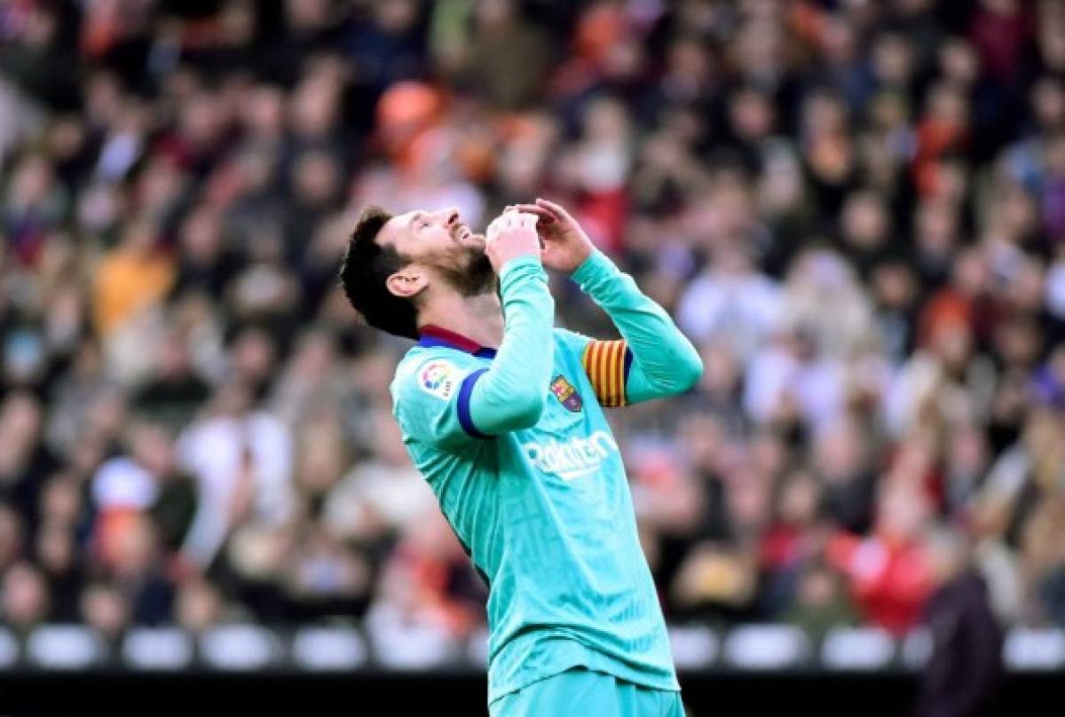 Barcelona's Argentine forward Lionel Messi gestures during the Spanish league football match Valencia CF against FC Barcelona at the Mestalla stadium in Valencia on January 25, 2020. (Photo by JOSE JORDAN / AFP)