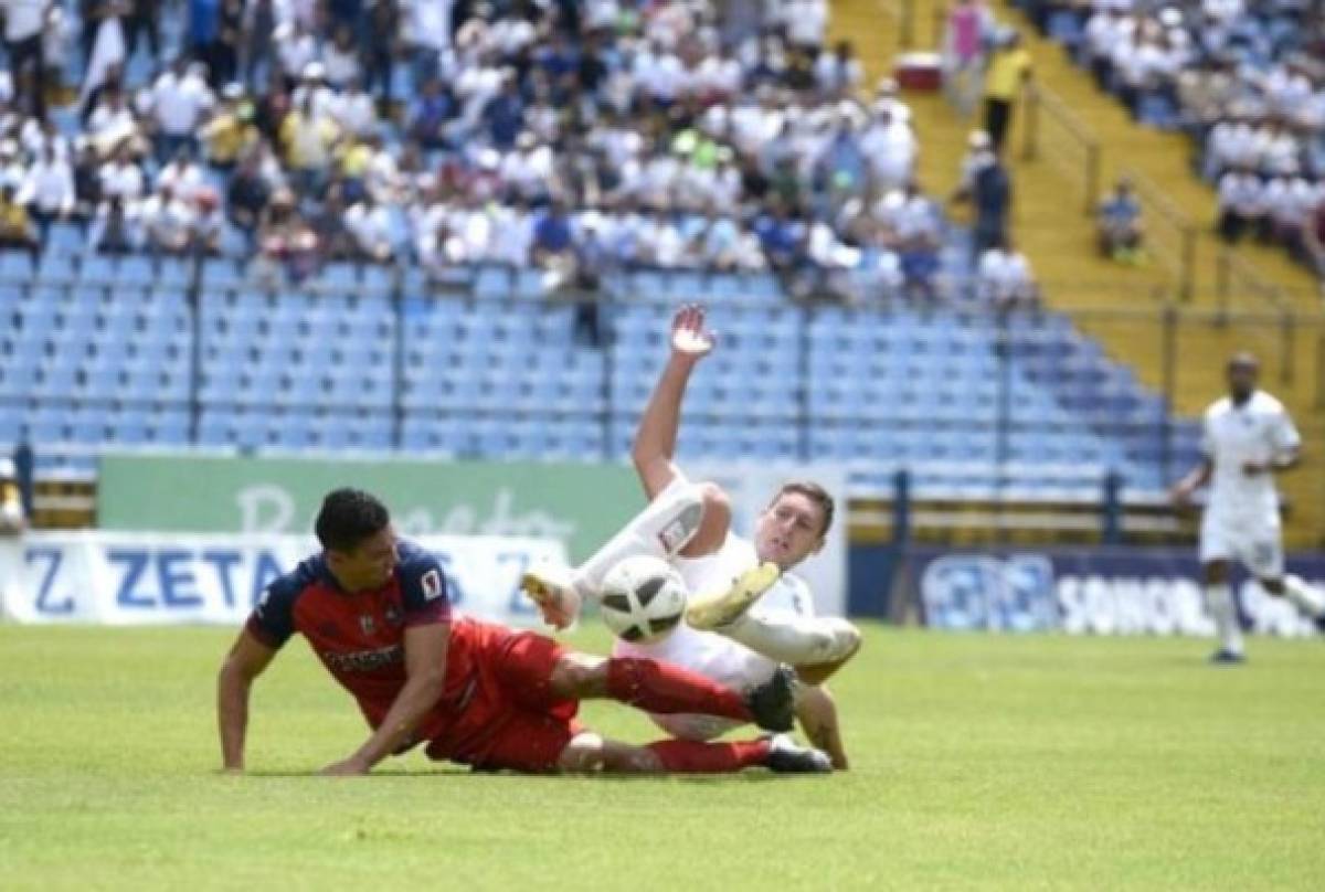 La espeluznante lesión de un jugador de Comunicaciones ante Municipal en Guatemala