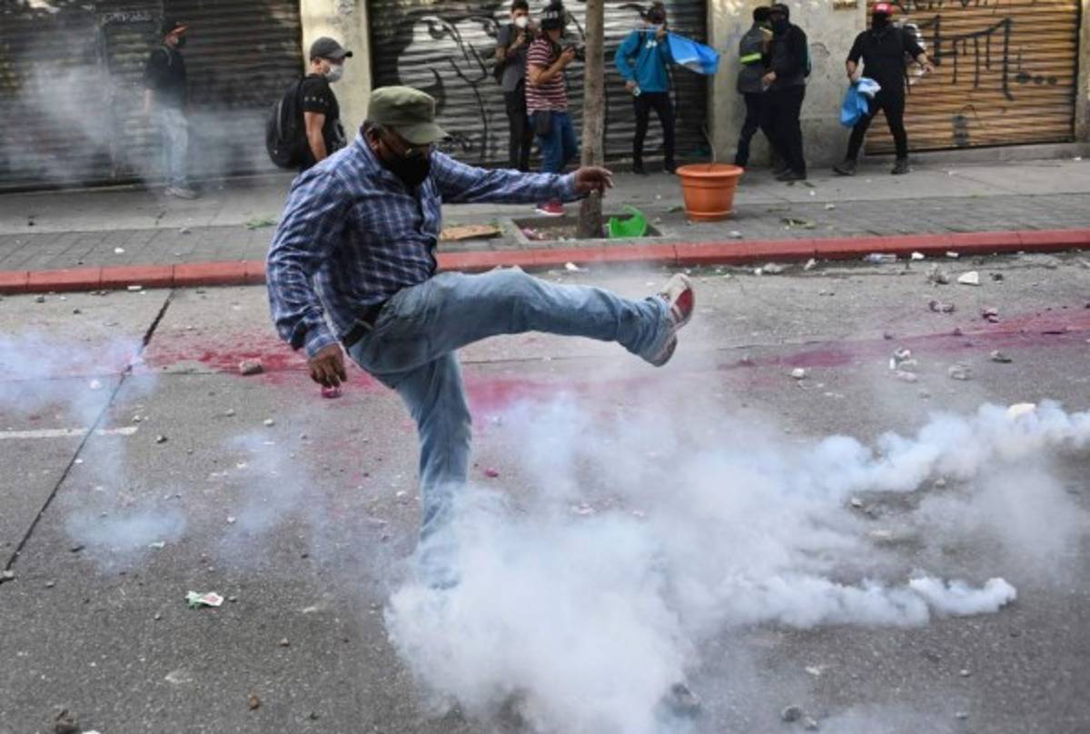 Guatemaltecos enardecidos incendian el Congreso Nacional exigiendo la renuncia del presidente Alejandro Giammattei