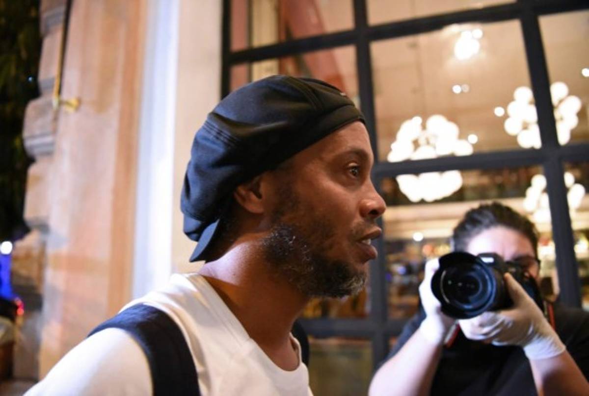 FOTOS: Así salió Ronaldinho de la cárcel para cumplir arresto domiciliario en lujoso hotel