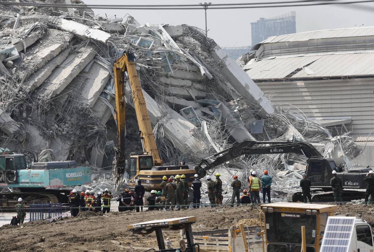 Las catastróficas imágenes del terremoto en Birmania y Tailandia: Llevamos más gente al cementerio que al hospital