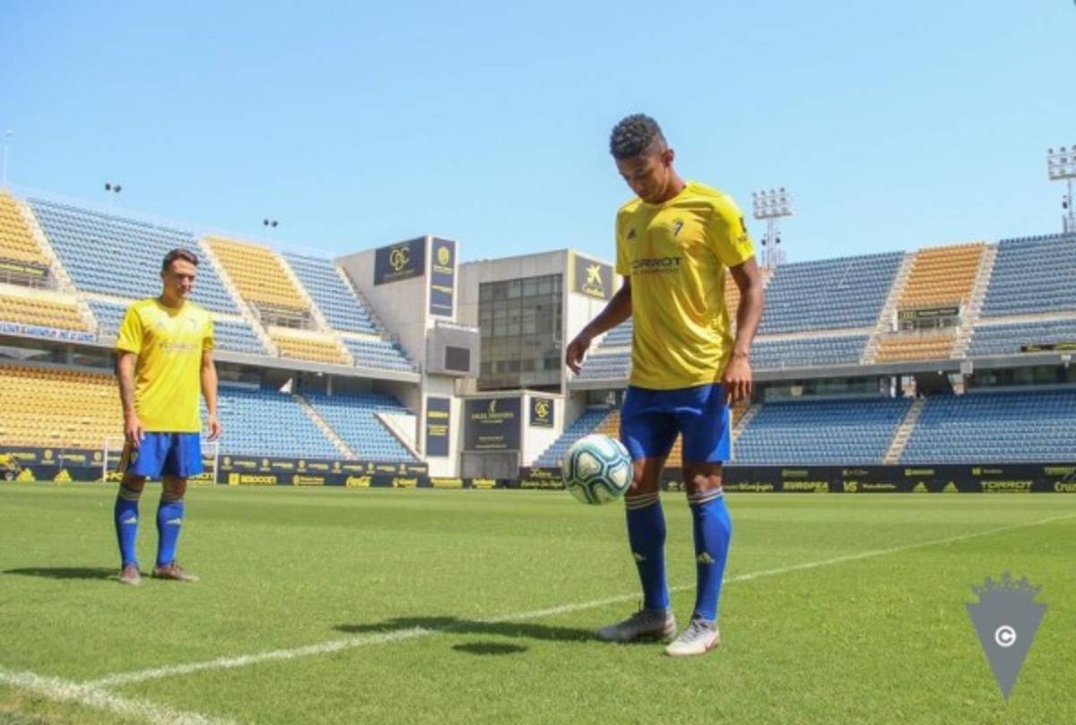 Con la '9' y gran dominio del balón: Así fue presentado el 'Choco' Lozano por el Cádiz de España