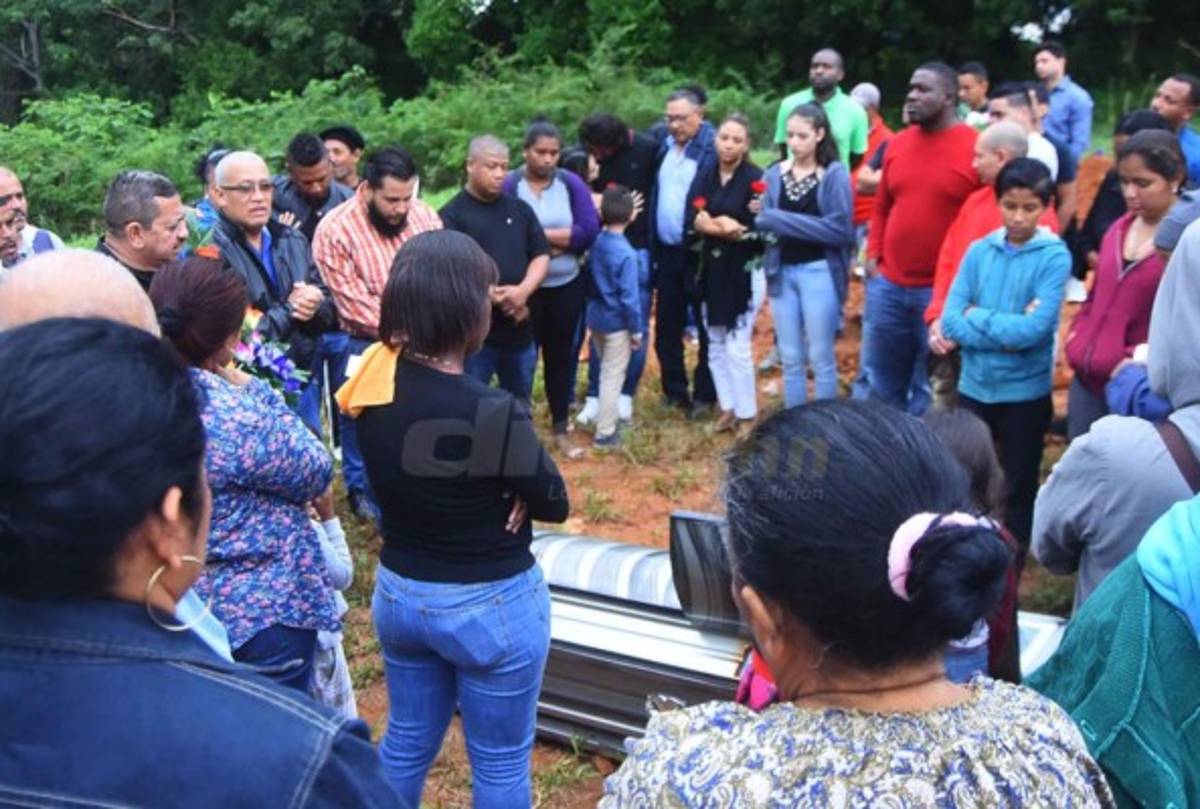 Las desgarradoras imágenes del sepelio de la madre de Kevin Hernández