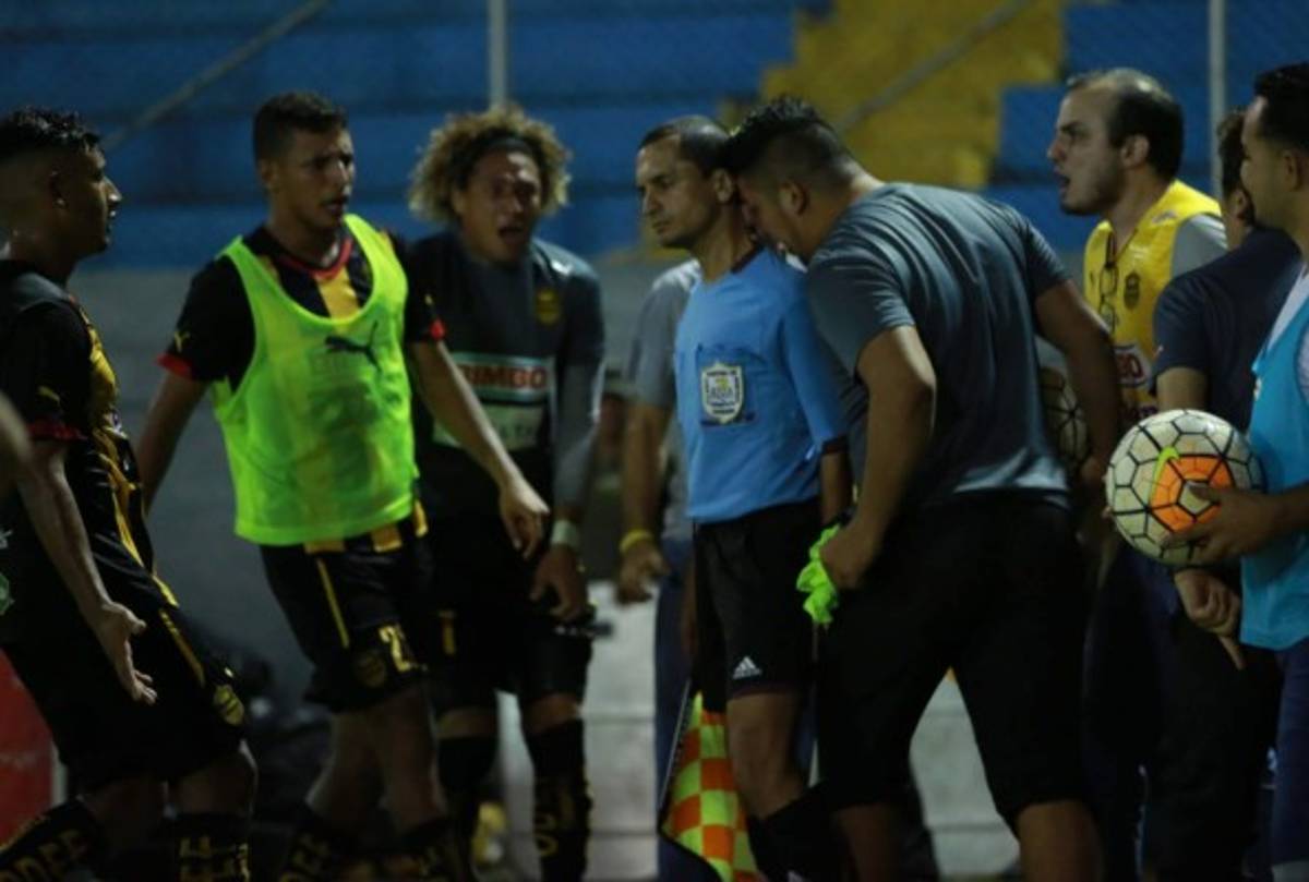 FOTOS: Semifinales de patadas, gritos, insultos y golpes en Honduras