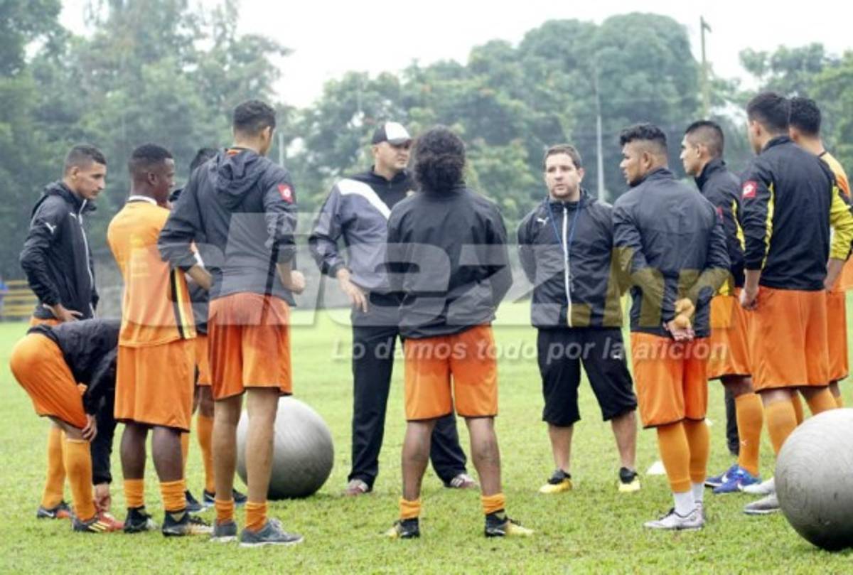 Entre regalos, jugando billar y muchas sonrisa se entrenó el Real España