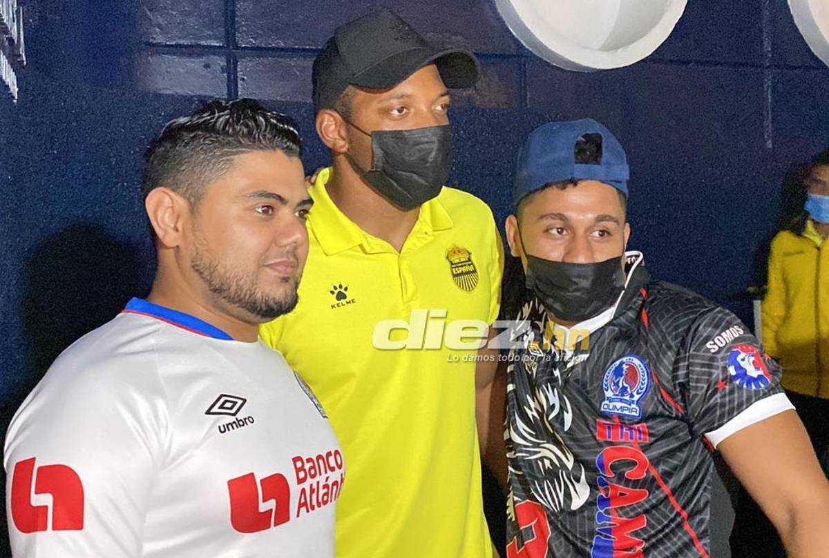 Aficionados de Olimpia se rinden a “Buba” López y le piden fotografías al final del partido en el Nacional