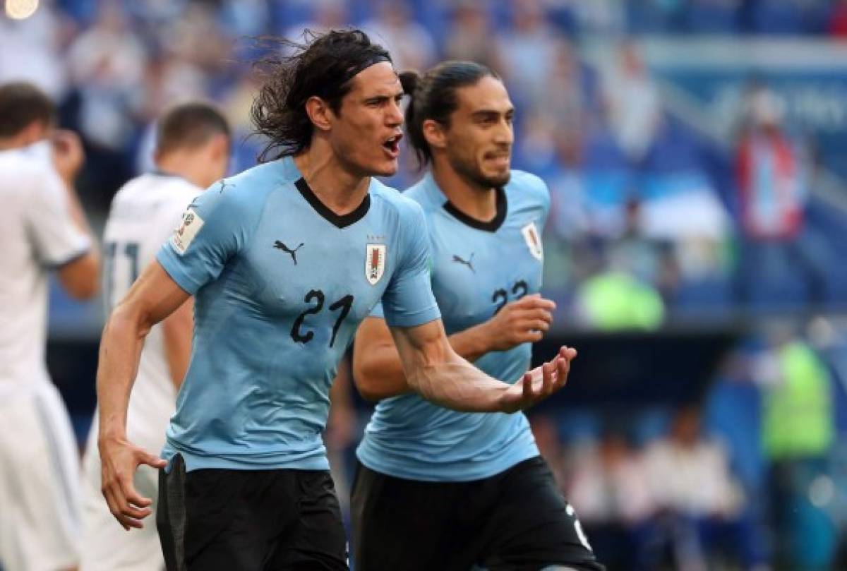 Samara (Russian Federation), 25/06/2018.- Uruguay player Edisnon Cavani (L) celebrates after Luis Suarez (unseen) scored the 1-0 during the FIFA World Cup 2018 group A preliminary round soccer match between Uruguay and Russia in Samara, Russia, 25 June 2018. (RESTRICTIONS APPLY: Editorial Use Only, not used in association with any commercial entity - Images must not be used in any form of alert service or push service of any kind including via mobile alert services, downloads to mobile devices or MMS messaging - Images must appear as still images and must not emulate match action video footage - No alteration is made to, and no text or image is superimposed over, any published image which: (a) intentionally obscures or removes a sponsor identification image; or (b) adds or overlays the commercial identification of any third party which is not officially associated with the FIFA World Cup). (Mundial de Fútbol, Rusia) EFE/EPA/TATYANA ZENKOVICH EDITORIAL USE ONLY EDITORIAL USE ONLY EPA-EFE/TATYANA ZENKOVICH EDITORIAL USE ONLY