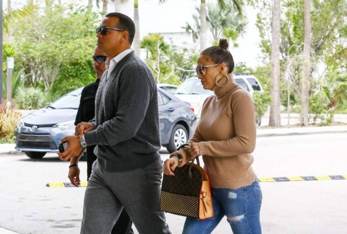 La ardiente Jennifer López, novia de Alex Rodríguez, deslumbra en los premios Billboard