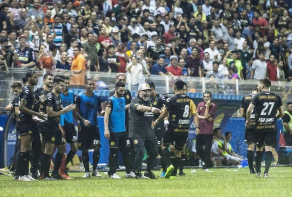 Los eufóricos festejos de Diego Maradona en su debut con Dorados de Sinaloa