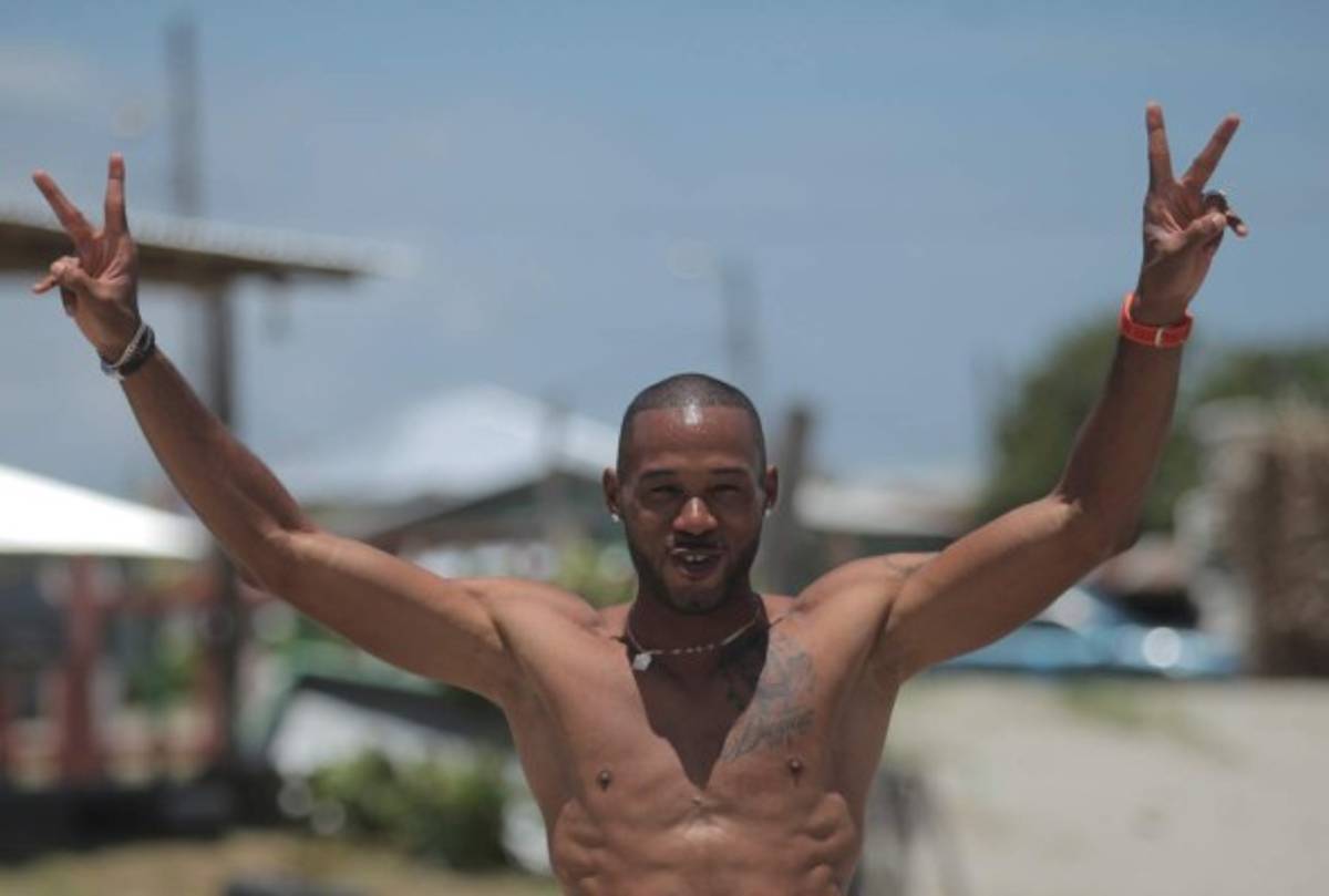 El reto del velocista hondureño Rolando Palacios en la playa