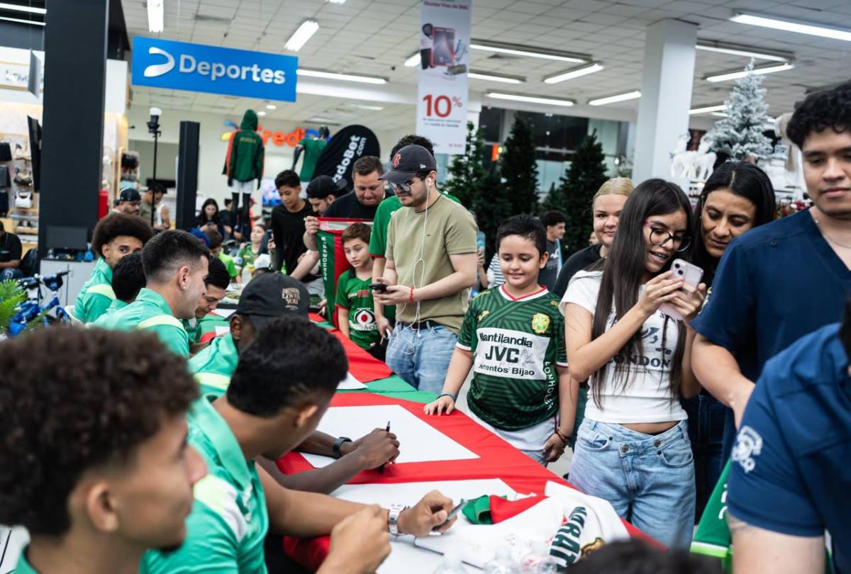 ¡Locura! El niño que conquistó el corazón de Marathón y se “tatuó” las firmas en la piel