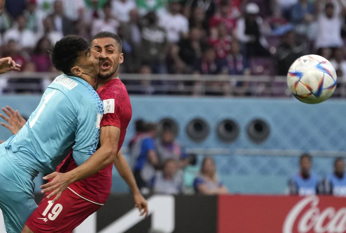 FOTOS: Portero de Irán se fue en camilla luego de recibir terrible golpe de su propio compañero en el Mundial de Qatar 2022