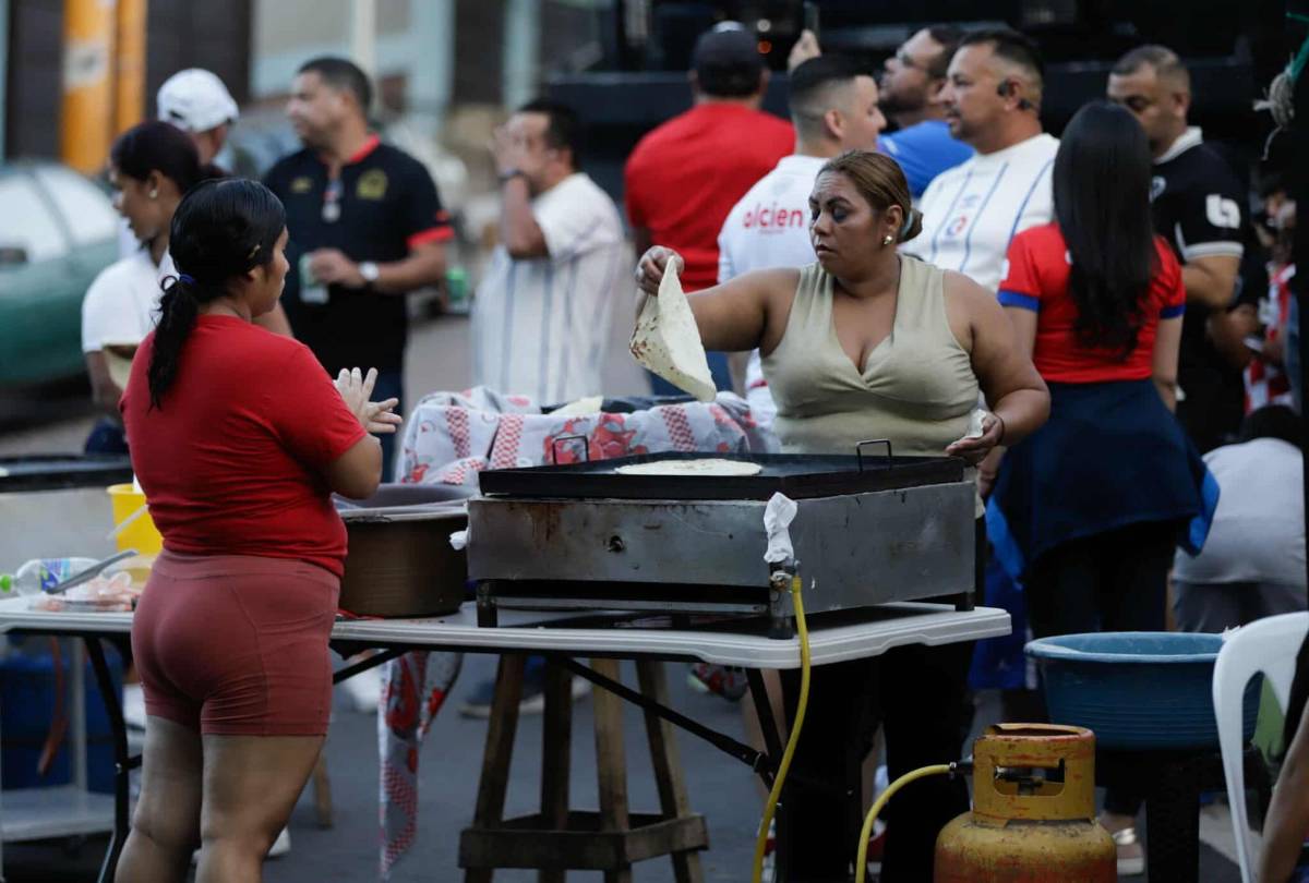 La bella barbie en el Nacional, el show de la Ultra Fiel y se burlan del Motagua en la previa del Olimpia-Cartaginés