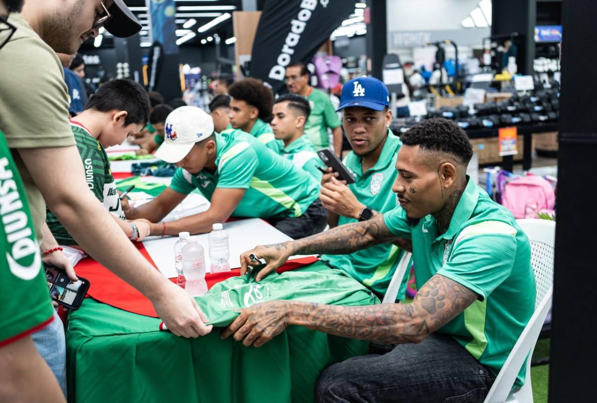 ¡Locura! El niño que conquistó el corazón de Marathón y se “tatuó” las firmas en la piel