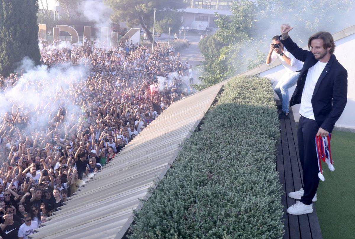 Rakitic se aburrió de Arabia Saudita y fue presentado por su nuevo equipo: brutal bienvenida para el croata