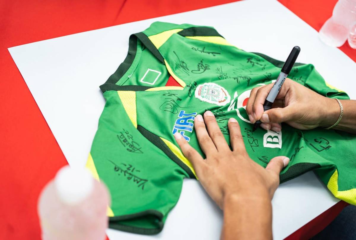 ¡Locura! El niño que conquistó el corazón de Marathón y se “tatuó” las firmas en la piel