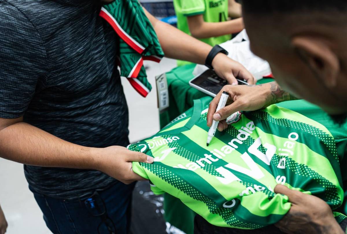 ¡Locura! El niño que conquistó el corazón de Marathón y se “tatuó” las firmas en la piel