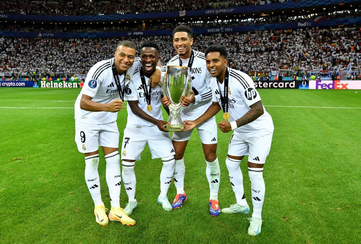 Mbappé, Vinicius, Bellingham y Rodrygo luego de ganar la Supercopa europea.