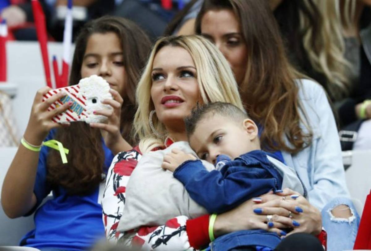 Las bellas esposas de los jugadores de Francia también brillaron en cuartos de final
