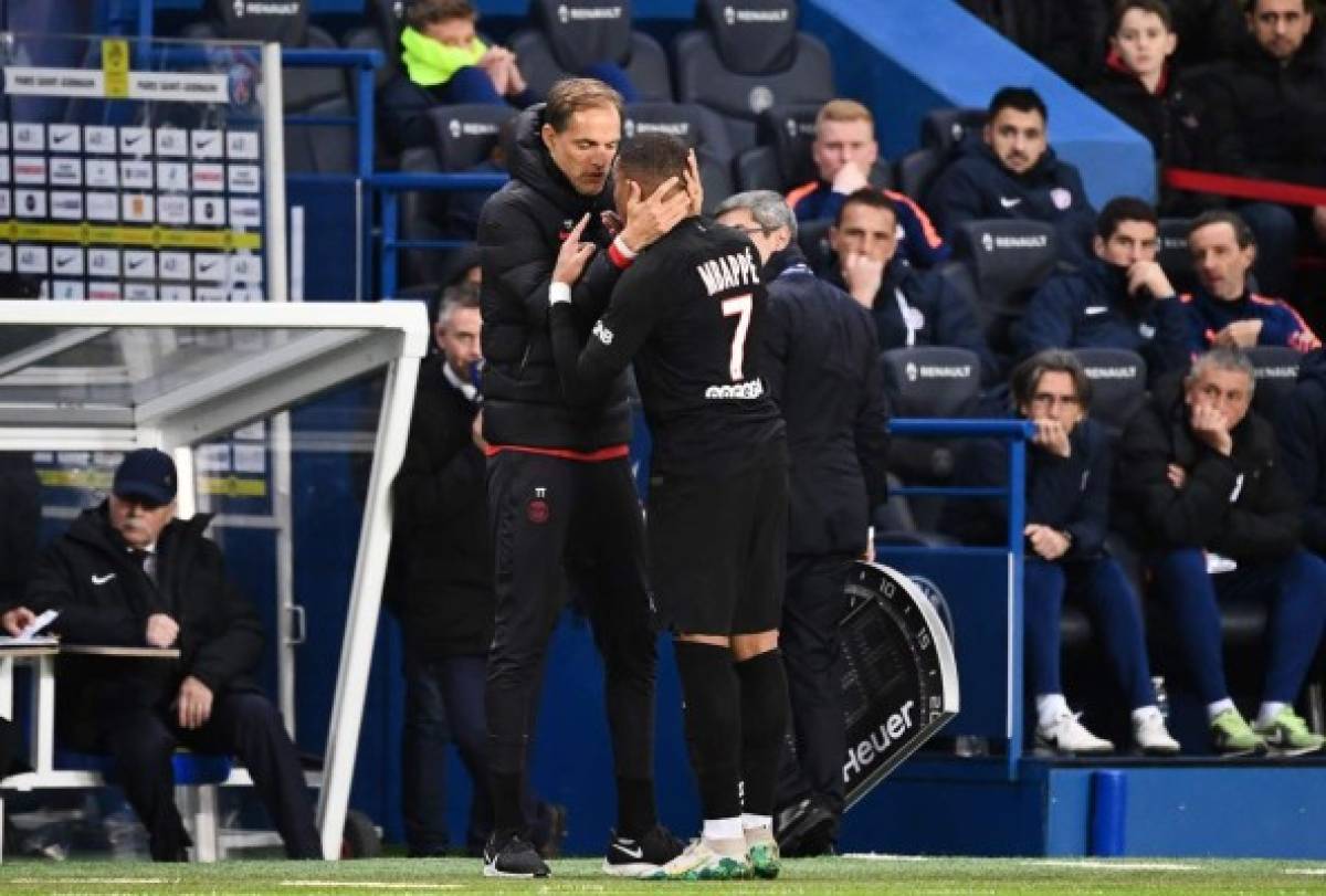 Paris Saint-Germain's French forward Kylian Mbappe (R) speaks with Paris Saint-Germain's German coach Thomas Tuchel as he leaves the pitch during the French L1 football match between Paris Saint-Germain (PSG) and Montpellier Herault SC at the Parc des Princes stadium in Paris, on February 1, 2020. (Photo by FRANCK FIFE / AFP)